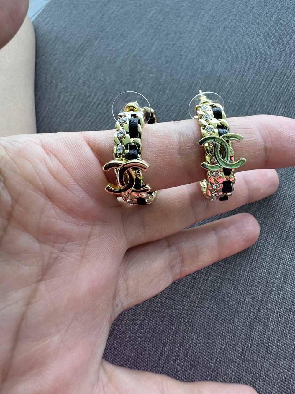 Luxury Gold and Black Interlocking CC Hoop Earrings - Picture 3 of 8